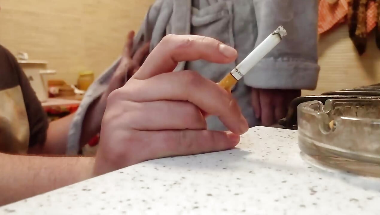 Sikini ve spermini sigaraya veriyor