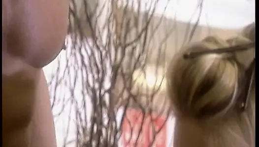 Salacious chics yaraklı bir adamı paylaşıyor ve onları sikerek orgazm oluyor
