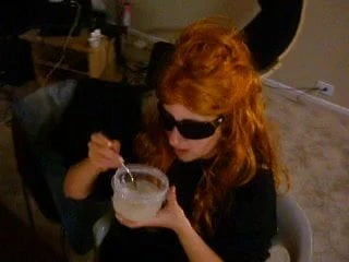 civciv cum çorba kase yiyor