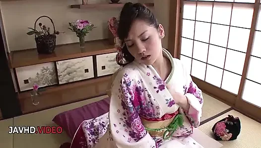 Baştan çıkarıcı Japon güzel Rei Mizuna'nın mastürbasyon seansı oyuncakları zevk alıyor
