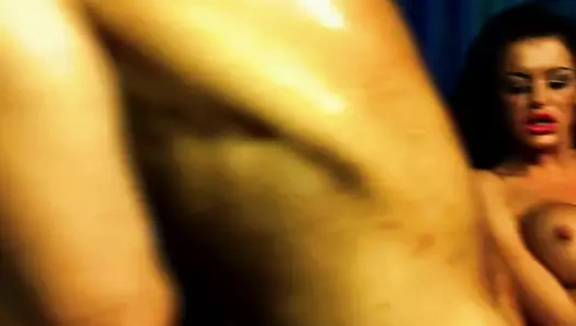 Üç azgın hatun ırklararası üçlü grup sekste emiyor, biniyor ve sikiliyor