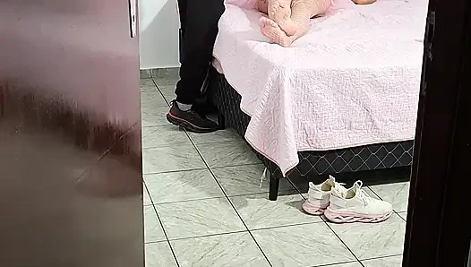 Üvey kız sabahın erken saatlerinde Karnaval'dan eve gelir ve sakso çekiyor.