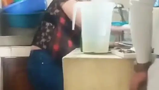 Hizmetçi patronu tarafından sikiliyor, karım neredeyse bizi yakalıyor