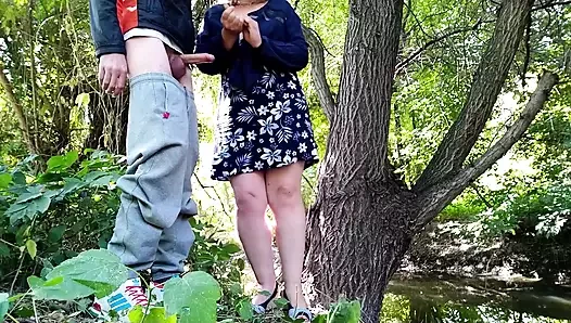 Olgun büyük memeli kayınvalidem beni açık havada boşaltıyor