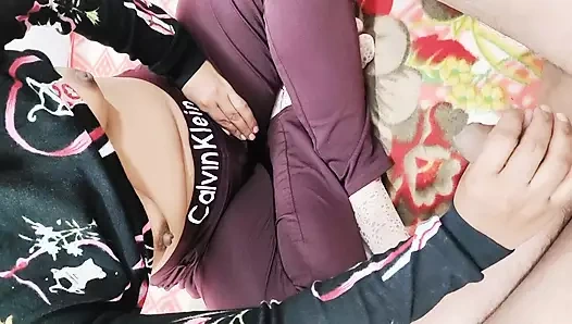 Hintli desi kız ateşli seksi erkek arkadaşıyla sikişiyor - yeni yıl 2024