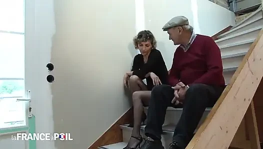 File çoraplı olgun sarışın papy röntgenci ile üçlü grup seks yapıyor