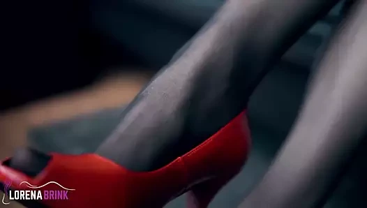 Kırmızı yüksek topuklu peep ayak parmaklı ayakkabılar ve külotlu çorap