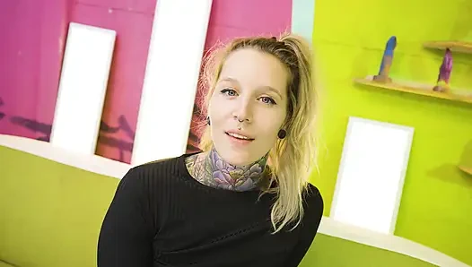 Dövmeli sarışın çılgın oyuncaklarla amını parçalıyor z-filmz toywall