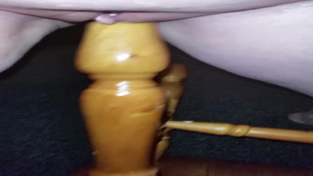 Sürtüğüm, söylendiği gibi yapıyor, bir sandalye sikiyor.