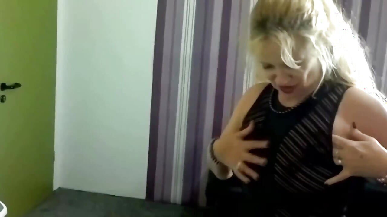 Olgun sarışın kocası tarafından sikilmek istiyor
