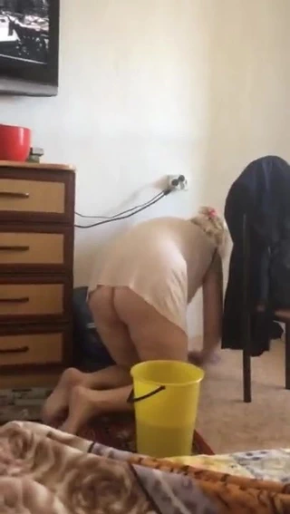 karısı yeri yıkar