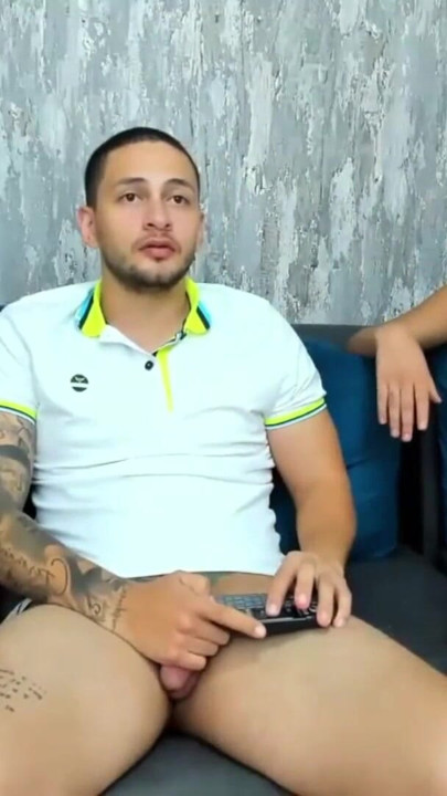 Utangaç genç kız üvey babasının arkadaşına en iyi arkadaşının önünde mastürbasyon yapıyor | Klip 3