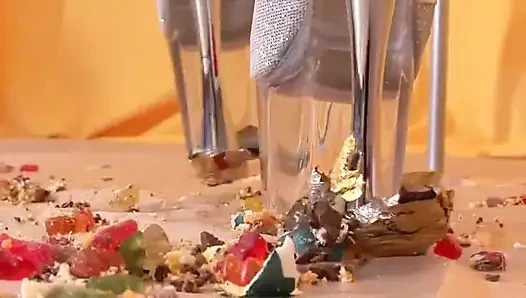 Sarışın kaltak mastürbasyon yaparken yiyecekleri işiyor ve eziyor