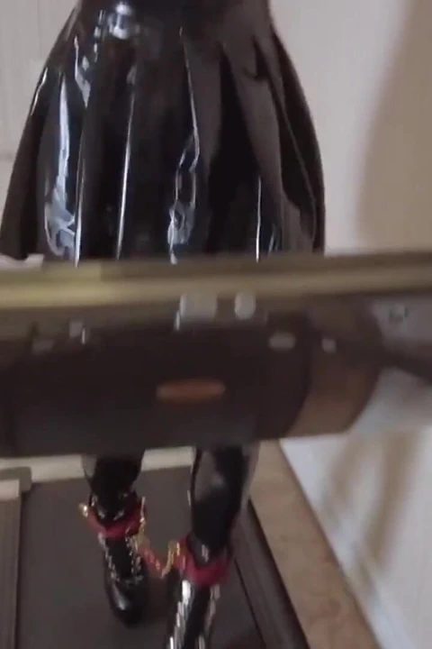 Mz24 - metal bağlamalı ve prangalı koşu bandına bağlı bir kız