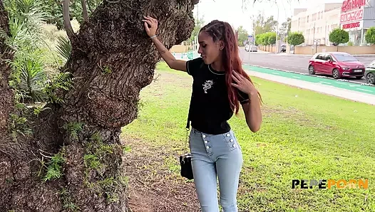 Esmeralda yaşlı erkeklerle seks yapmayı seviyor! Bir tanesinin tadını çıkarmak istiyor