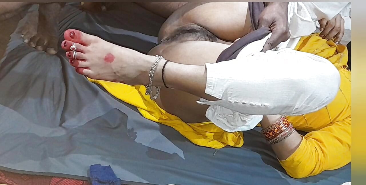 Yeni aşk evli çiftin romantizmi ve Hintçe seks videosunda sikiliyor