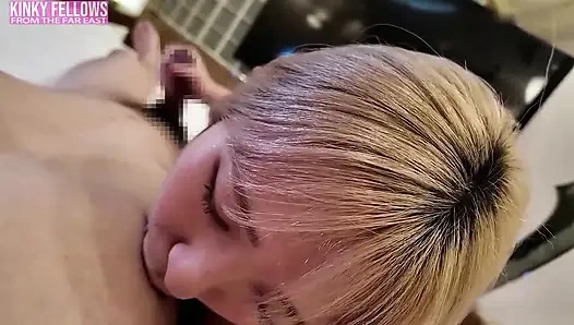 Yakın çekim büyük memeli kucaklama mı? Sıfır mesafe basıncı, ipeksi cilt ve tüm kısıtlamayı sakso çeken derin dekolte