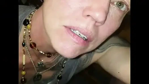 Sürtük evli kadın emiyor ve yutuyor