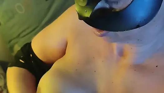 Baskın ve sapık bir elle muamele ve sakso, sahibesinin göğüslerine boşalıyor! Büyük memelere boşalma!