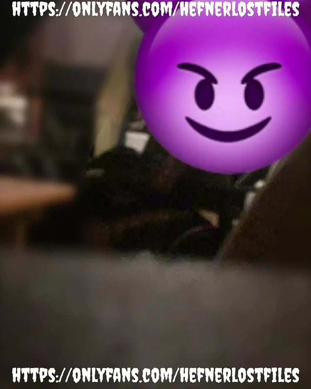 Ее мужчина зовет, пока она сосет мой хуй