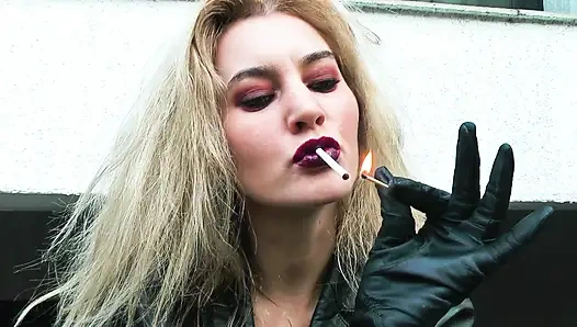 Kadın kılıklı cashpulatrix