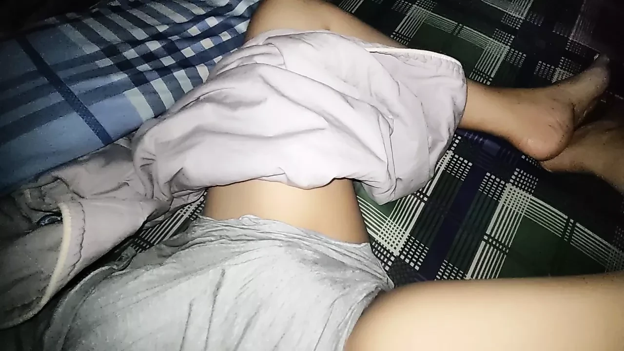 我不知道我的继妹来到我的房间时做了什么，她的裤子都湿了