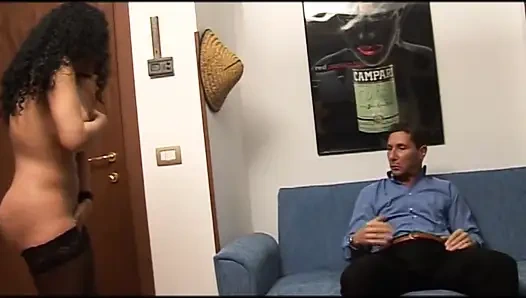 Hete jonge Braziliaanse meid met prachtige kont verleidt een rijpe man en wordt in haar kont geneukt
