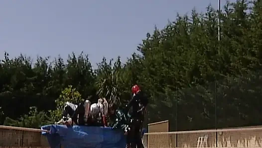 Muhteşem Alman bebeklerle tenis kortunda anal dörtlü yumruk sokma