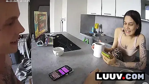 LUUV. Gerçek çift Kareflore ve Abbadon gerçeklik şovları için mutfakta gündelik, gerçek bir sohbete katılıyor