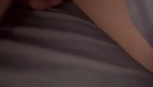 Azgın genç orta yaşlı seksi kadın öğle yemeğinde araba tamircisi tarafından sert sikiliyor