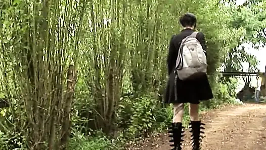 Kirli orta yaşlı seksi kadın bir kulübenin içinde iki büyük yarakla sert sikiliyor