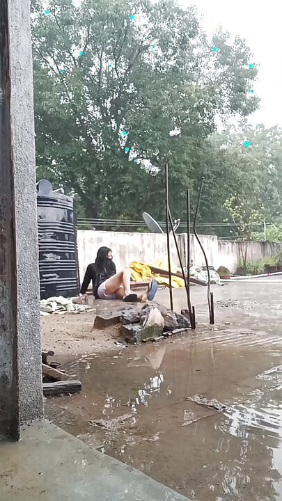 Sevimli desi üniversiteli kız yağmurda sert oynuyor - memeler sallıyor