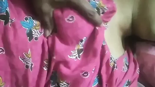 Desi Rose amcığını parmaklıyor