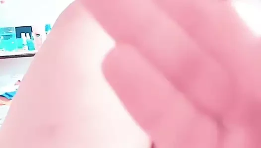 Büyük uyluk kız parmak ile sıcak ıslak kalın kedi.