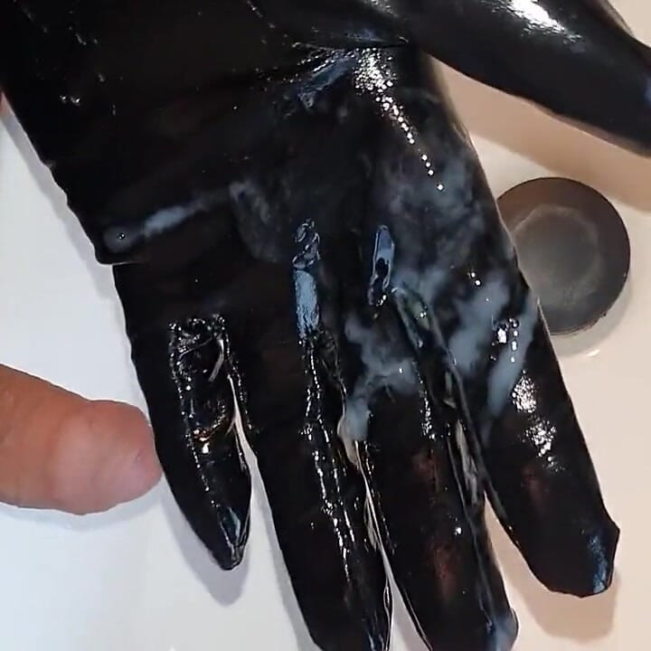 Her şey biraz fazla oldu - yaramaz pvc eldiven mastürbasyonu.