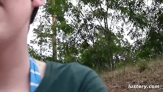 Bir ağaca bağlı ve emdi