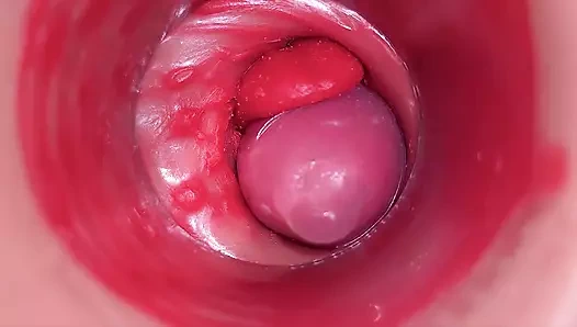 Büyük yaraklı oyuncakla vajinada kamera kızı serviks bakış açısı kamerasının içinde