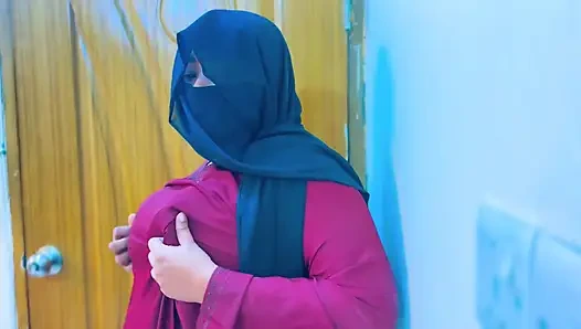 Mısırlı ateşli hizmetçi süper azgın oluyor ve ofis odasında mastürbasyon yapmaya başlıyor ve patron onu görünce elle muameleye başlıyor