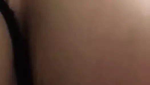 Mostrando o cuzinho e a buceta da loirinha