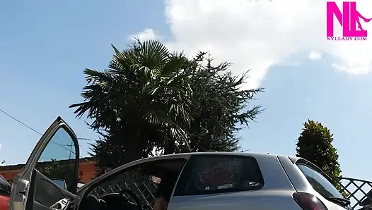 Pembe çiçekli parmak arası terlikli arabamı deviriyorum