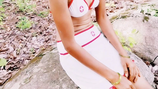 En ateşli kız üvey erkek kardeşi tarafından ormanda sert sikiliyor, ateşli bir kız seks videosu