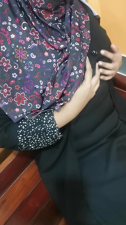 Kız arkadaşım o kadar kafası karışık ki erkek arkadaşı büyük bir şeyle gelmek zorunda kalıyor.