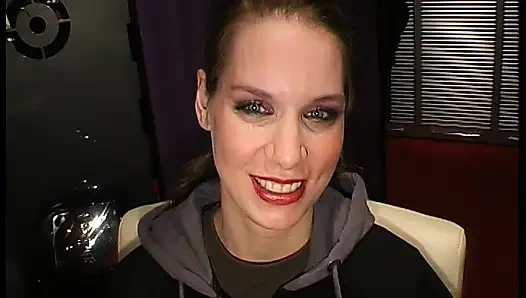 Korunmasız Tutkulu Sarışın Yarak Emiyor Ve Sert Sikiliyor