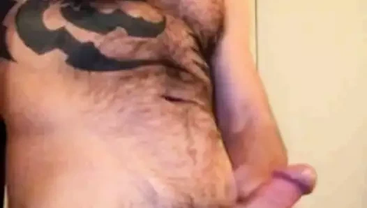 Kıllı tatted düz adam bir yük pompalar