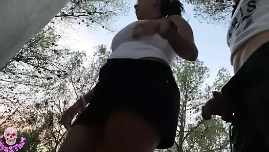 Arkadaşımla oynuyorum ve sonunda ona ormanda nüfuz ediyorum