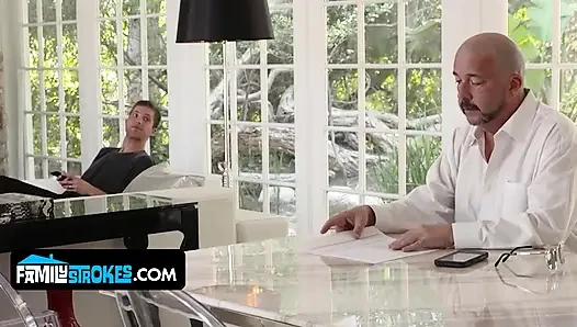 Büyük memeli sarışın Britney Amber tabu ilişkisinde yakalanıyor ve sikiliyor