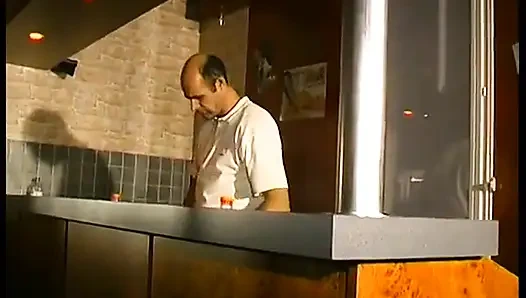 İki güzel esmer sikişmek için kulüpte buluşuyor