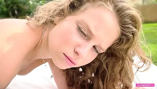 Seksi genç kız yoga yapıyor ve açık havada mastürbasyon yapıyor