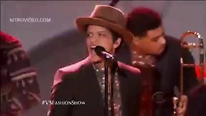 Melekler iç çamaşırı gösterisine karşı