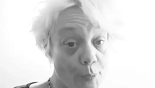 Незнакомец трахает меня в киску в задницу и кончает с камшотом на лицо